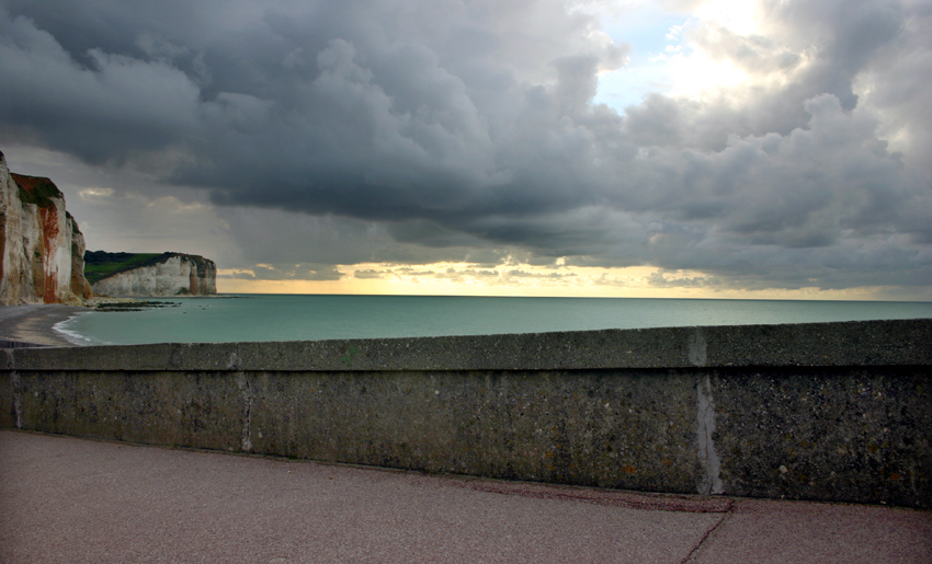 13 LPD Oct Vue General Falaises Nuages  LR.jpg